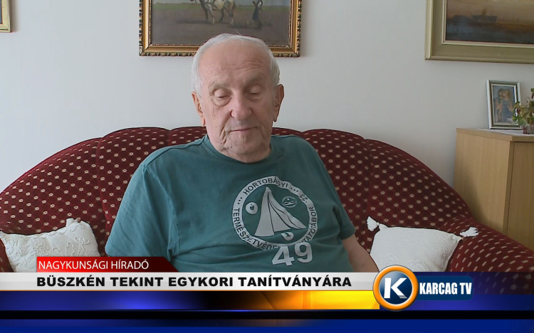 BÜSZKÉN TEKINT EGYKORI TANÍTVÁNYÁRA