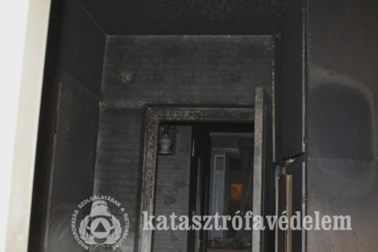 Ágy égett egy szolnoki lakásban