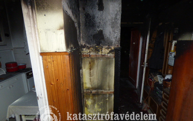  Hűtőszekrény égett egy karcagi lakásban