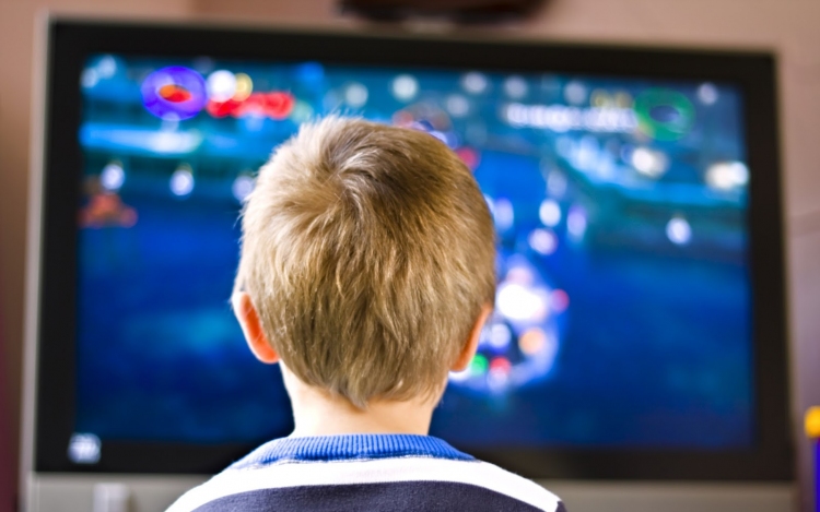 Televízió és káros hatásai: novemberre készülhet el a gyereket védő törvényjavaslat