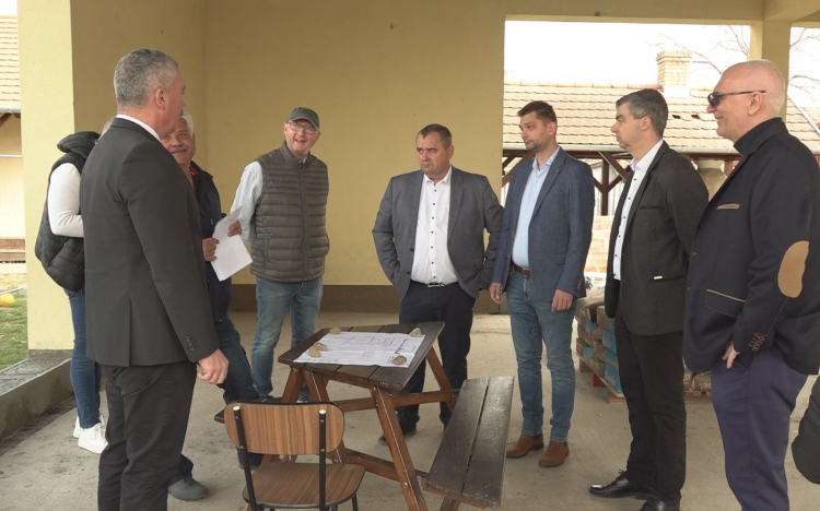 TOVÁBB SZÉPÜL A TOMAJMONOSTORAI ÁLTALÁNOS ISKOLA