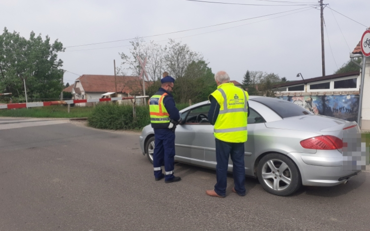 ELLENŐRZÉS A VASÚTI ÁTJÁRÓKNÁL 