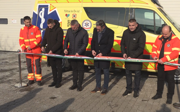 ÚJ MENTŐAUTÓT ADTAK ÁT TISZAFÜREDEN