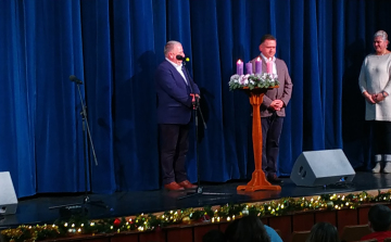Meggyújtották ma Karcag város adventi koszorúján az öröm lángját!