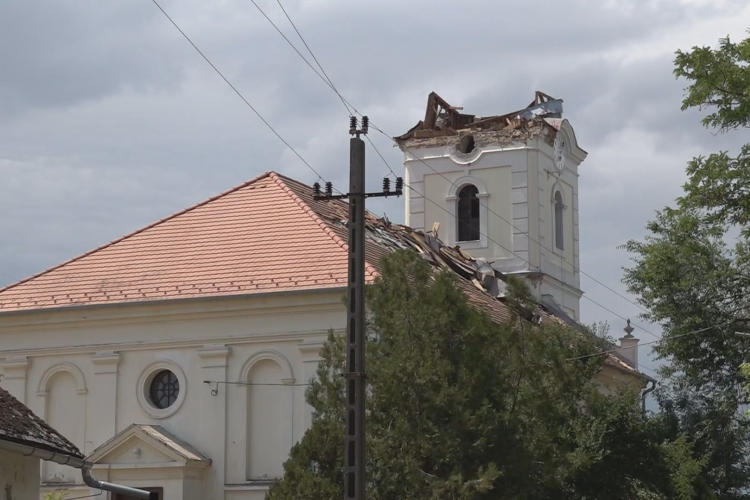 LETÉPTE A SZÉL A TEMPLOMTORONY TETEJÉT SÁPON