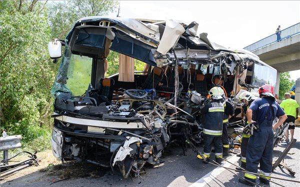 Szakértő szerint valószínűleg kivédhetetlen volt a buszbaleset az M7-esen