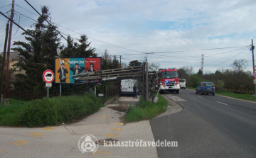 Villanyoszlopnak ütközött egy kisteherautó Szolnokon