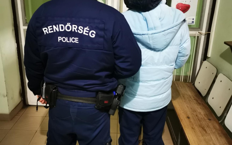 Elvitte az autót, hogy kiszerelje az aksiját
