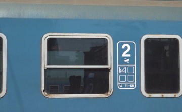 TERMÉSKÖVEKKEL TÖRTE BE A VONAT ABLAKÁT