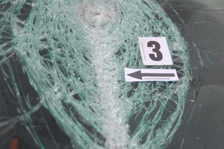 Le akarták szorítani az útról, majd betörték az autó szélvédőjét