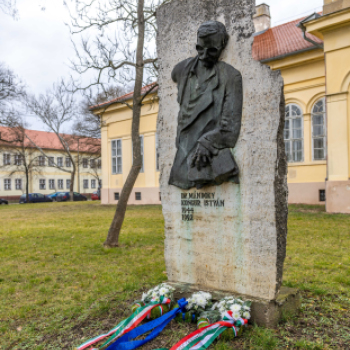 Koszorúzás Mándoky Kongúr István szobránál