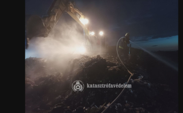 Szemét izzott egy karcagi lerakóban