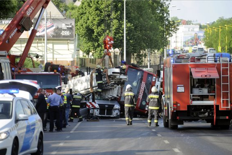 Ráborult egy tűzoltóautó egy kisbuszra Budapesten, egy ember meghalt